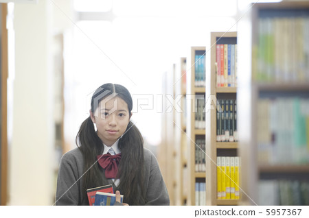 Junior high school students smiling at the library 5957367