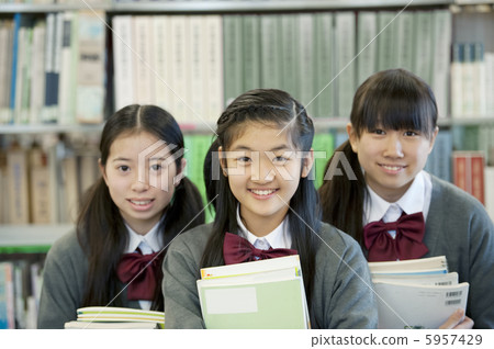 Junior high school students smiling at the library 5957429