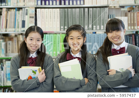 Junior high school students smiling at the library 5957437