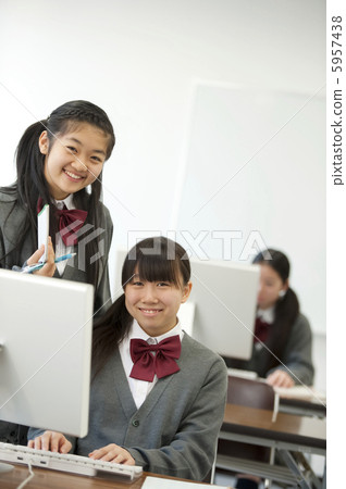 Junior high school students smiling around the PC 5957438