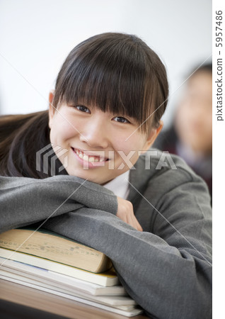 Junior high school students smiling in the classroom 5957486