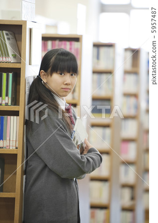 Junior high school students leaning on the bookshelf 5957487