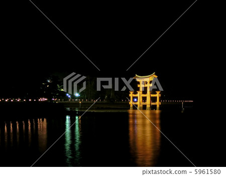 The great torii gate of Itsukushima Shrine (Hatsukaichi City, Hiroshima Prefecture) The great torii gate of Itsukushima Shrine (Hatsukaichi City, Hiroshima Prefecture) 5961580