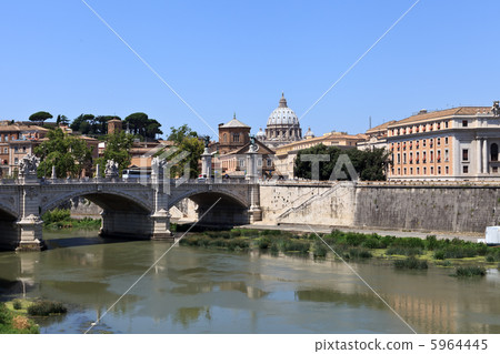 Ponte Vecchio in florence on Arno river. Italy. Ponte Vecchio in florence on Arno river. Italy. 5964445