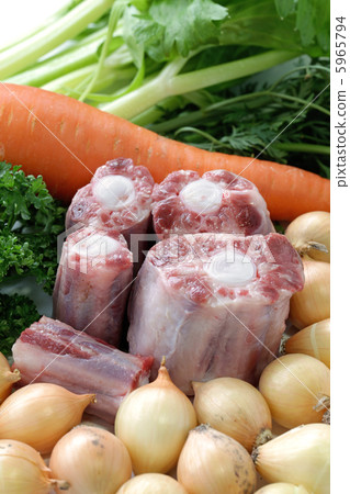 Oxtail and vegetables 5965794