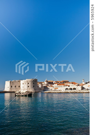 Old town of Dubrovnik over the sea 5965924