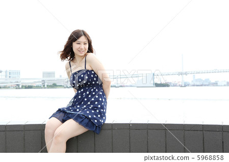 海濱公園和一位年輕女士 5968858