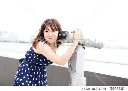 海濱公園和一位年輕女士 5968861