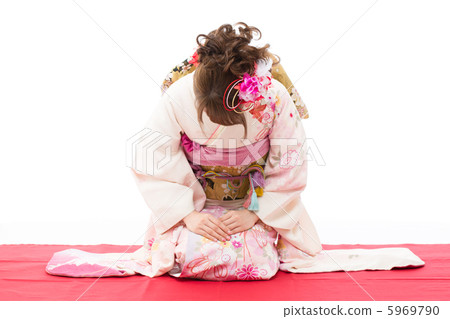 一個穿和服的女人鞠躬 一個穿和服的女人鞠躬 5969790