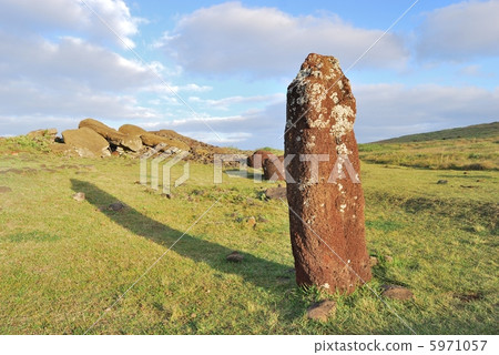 世界遺產拉帕努伊國家公園,阿·比納普·婦女的moai。復活節島,智利。拍攝於2010年7月 世界遺產拉帕努伊國家公園,阿·比納普·婦女的moai。復活節島,智利。拍攝於2010年7月 5971057