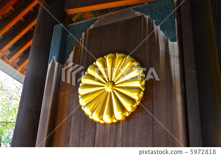 "The Chrysanthemum pattern" of the Shinto shrine (Yasukuni Shrine / (Chuo Kita-ku, Tokyo)) 5972818
