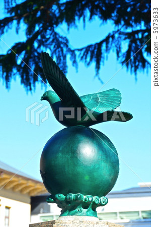 靖國神社的“鴿子塔（鴿子和地球）”（東京都千代田區黑部北部） 5973633