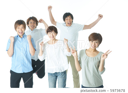 年輕的男人和女人欣喜 年輕的男人和女人欣喜 5973678