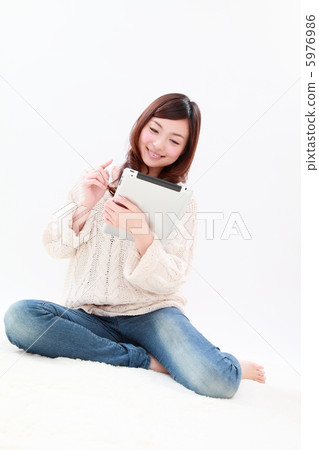 一個女人玩眼墊 5976986