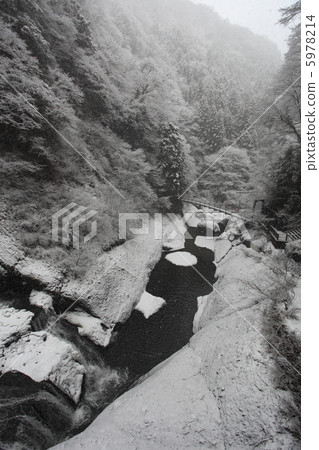 Snow falls Oku Hisagi valley Takigawa suspended bridge Shooting with super wide angle 17 mm 5978214
