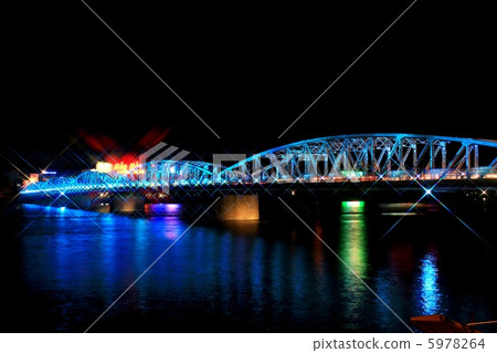 Hue的Chang Tien Bridge點燃了 5978264