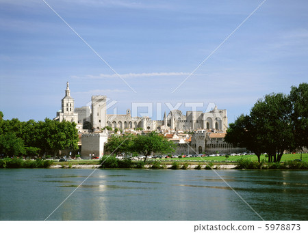 從羅納河看到的教皇阿維尼翁 5978873