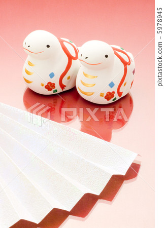 It is the same ratio as the zodiac white snake postcard. It is the same ratio as the zodiac white snake postcard. 5978945