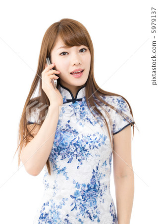 一個穿著中國服裝的女人 5979137