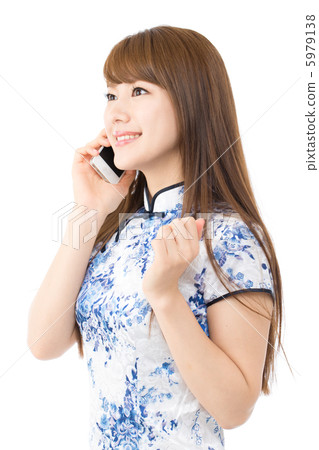 一個穿著中國服裝的女人 5979138