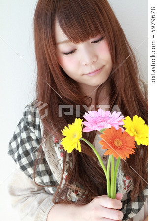 鮮花和可愛的女孩 鮮花和可愛的女孩 5979678