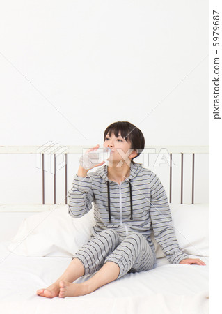 一個女人喝水 5979687