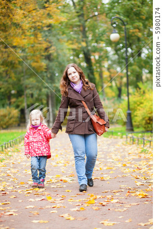 Mother and daughter 5980174