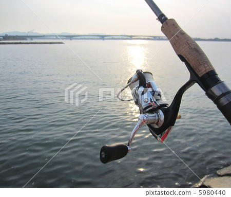 路亞釣魚是在海中釣魚點的一種嗜好 5980440