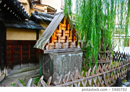 Yanagi and Rainwater Tank (Shimabara Daimon / Kyoto City Nishi Shinya-machi Town) 5980782
