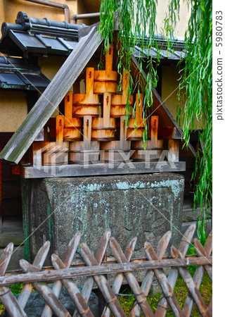 Yanagi和雨水箱(Shimabara Daimon /京都市西新屋町) Yanagi和雨水箱(Shimabara Daimon /京都市西新屋町) 5980783