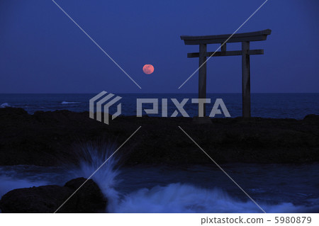 Full moon live-action rising from the horizon of Torii ocean in Kamiso Full moon live-action rising from the horizon of Torii ocean in Kamiso 5980879