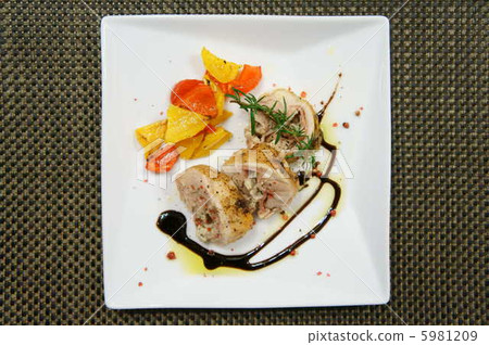 各種蘑菇和馬斯卡彭和雞肉醬裹在生火腿Involtini與香醋醬 5981209