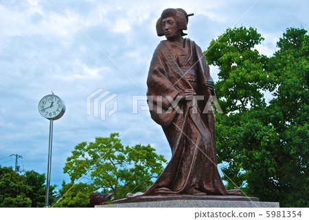 Statue of Women's Torch Han (JR Yuya Station North Exit Rotary · Yaoya Fureai Open Plaza / Shimane Prefecture Higashiizume Town Kageya Town) 5981354