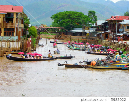 A boat floating on Inle Lake 5982022