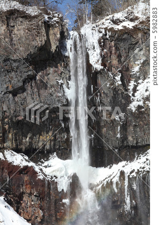華嚴瀑佈在冬天 5982883