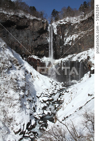 華嚴瀑佈在冬天 5982884