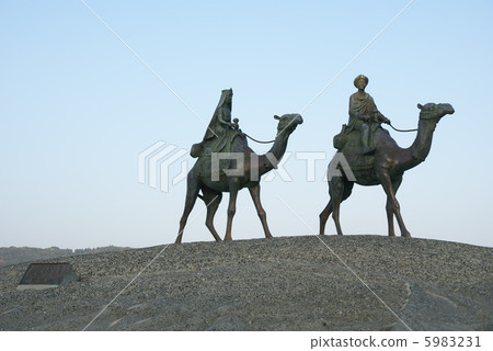 Onjon moon's desert 5983231