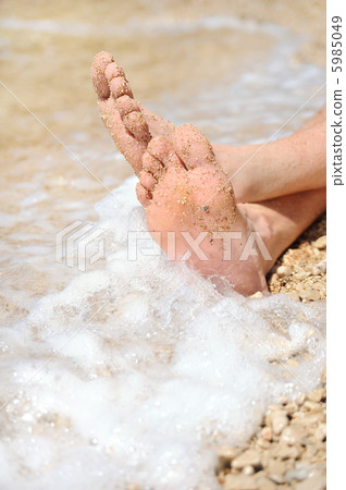 Relaxation on beach, detail of male feet Relaxation on beach, detail of male feet 5985049