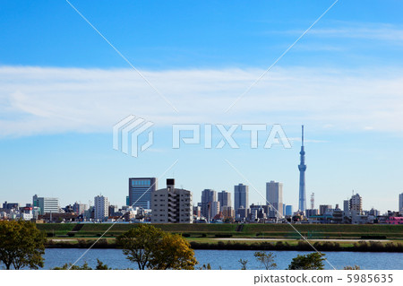 東京天空樹傳播的藍天和河手住宅區 5985635