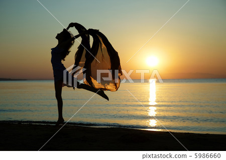 Dance at the sea 5986660