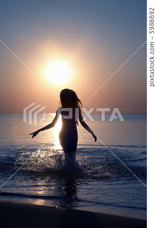 Sunset beauty 5986692
