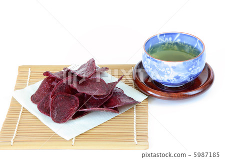 Purple potato chips and tea leaves 5987185