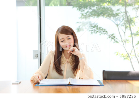 一個女人看到材料困擾 5987256