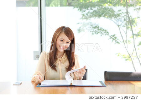 女人看材料 5987257