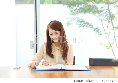 女人看材料 5987258