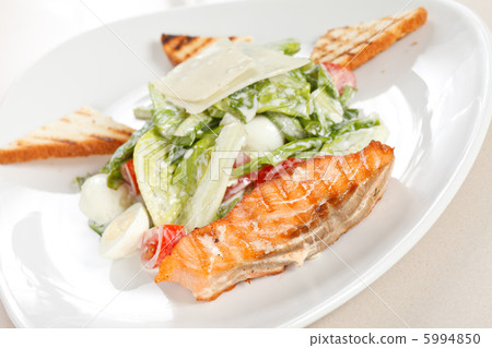 Fish steak with vegetables 5994850