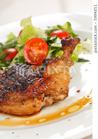 Roasted chicken leg with salad 5994851