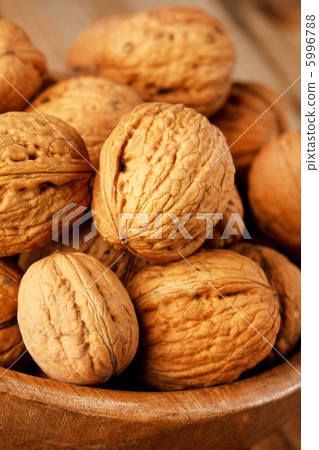 walnuts in the dish 5996788