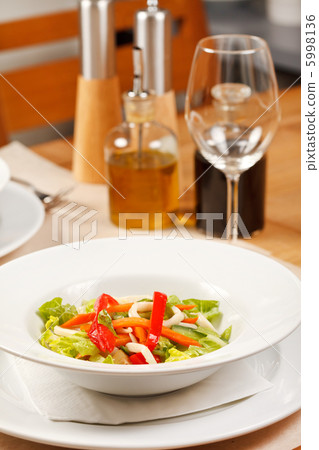 Vegetable salad with calamari 5998136