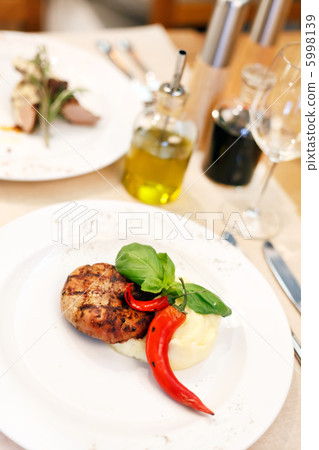 beef steak with potatoes 5998139